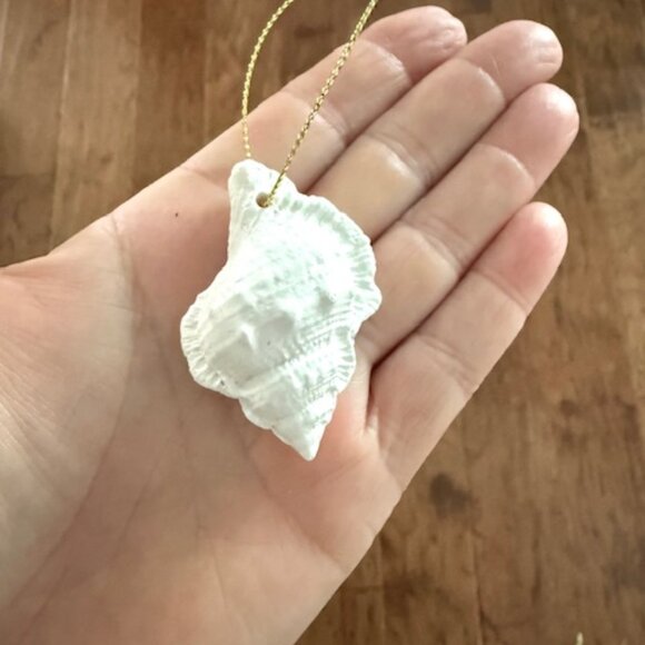 20 white resin conch seashell shell Christmas ornaments gold ribbon - Picture 2 of 6